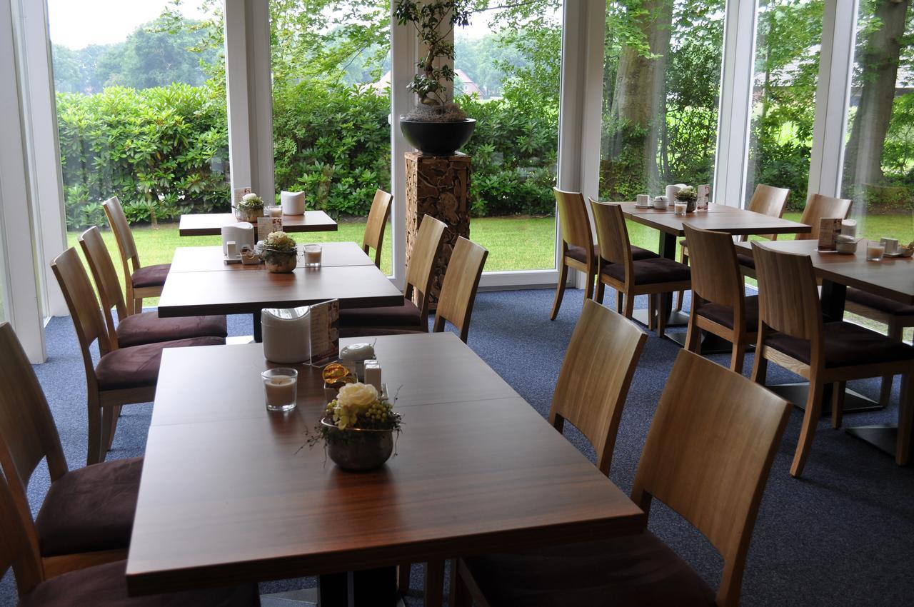 Hellmanns Hotel Bremers Bauerndiele Wiefelstede Esterno foto