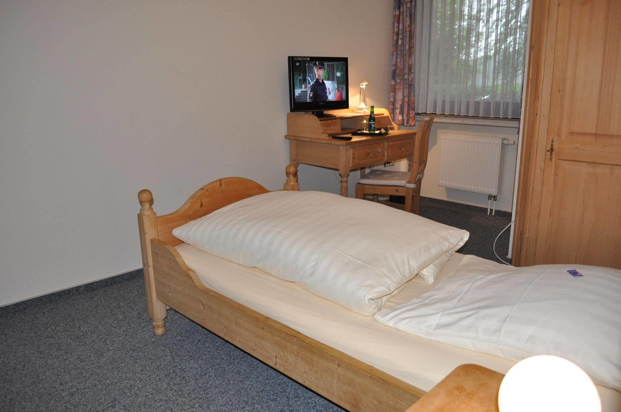 Hellmanns Hotel Bremers Bauerndiele Wiefelstede Esterno foto
