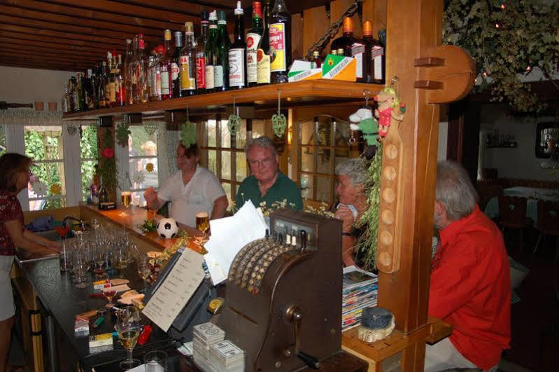 Hellmanns Hotel Bremers Bauerndiele Wiefelstede Esterno foto